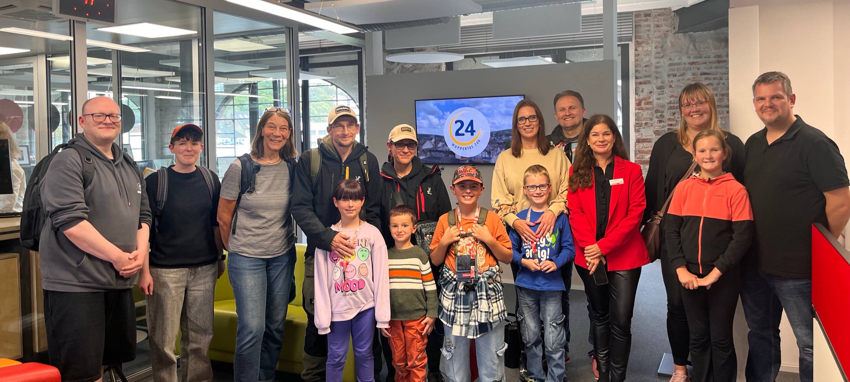 zu sehen sind Menschen in der Radio Wuppertal Redaktion