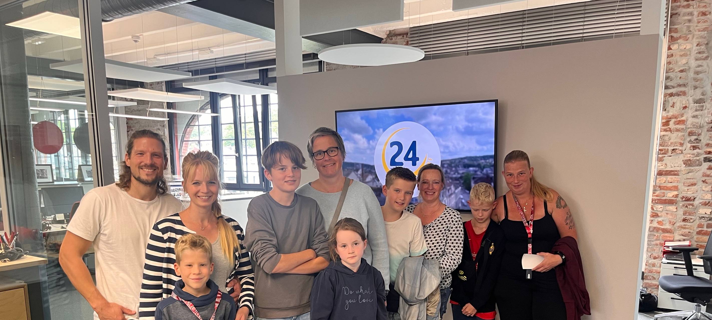 zu sehen sind Menschen in der Radio Wuppertal Redaktion