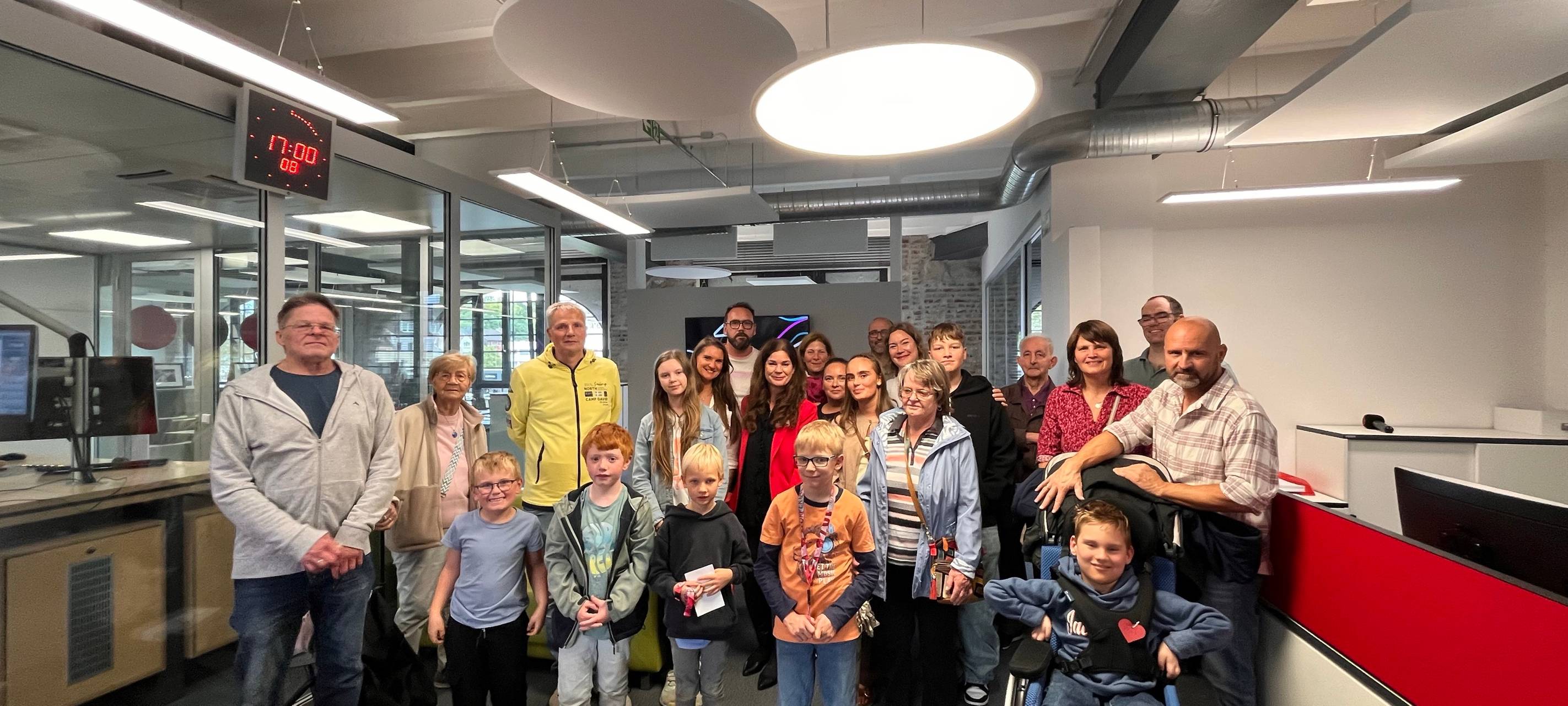 zu sehen ist eine Gruppe von Menschen in der Radio Wuppertal Redaktion