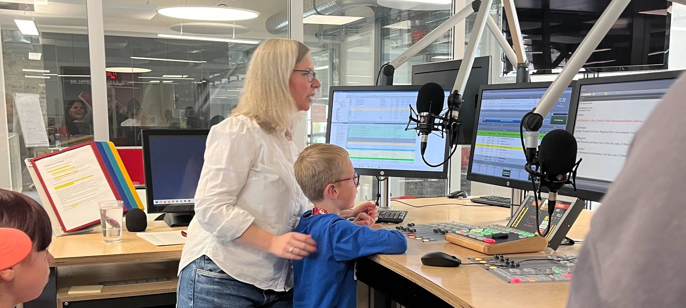 zu sehen ist eine Gruppe von Menschen in der Radio Wuppertal Redaktion