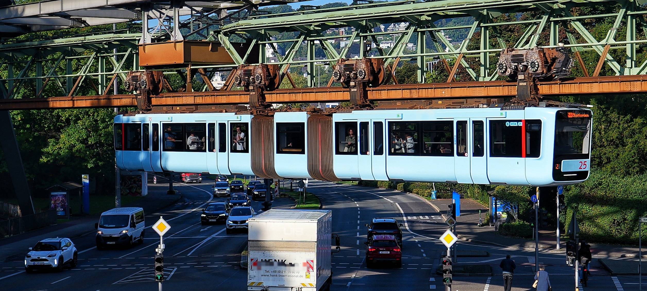 Schwebebahn steht