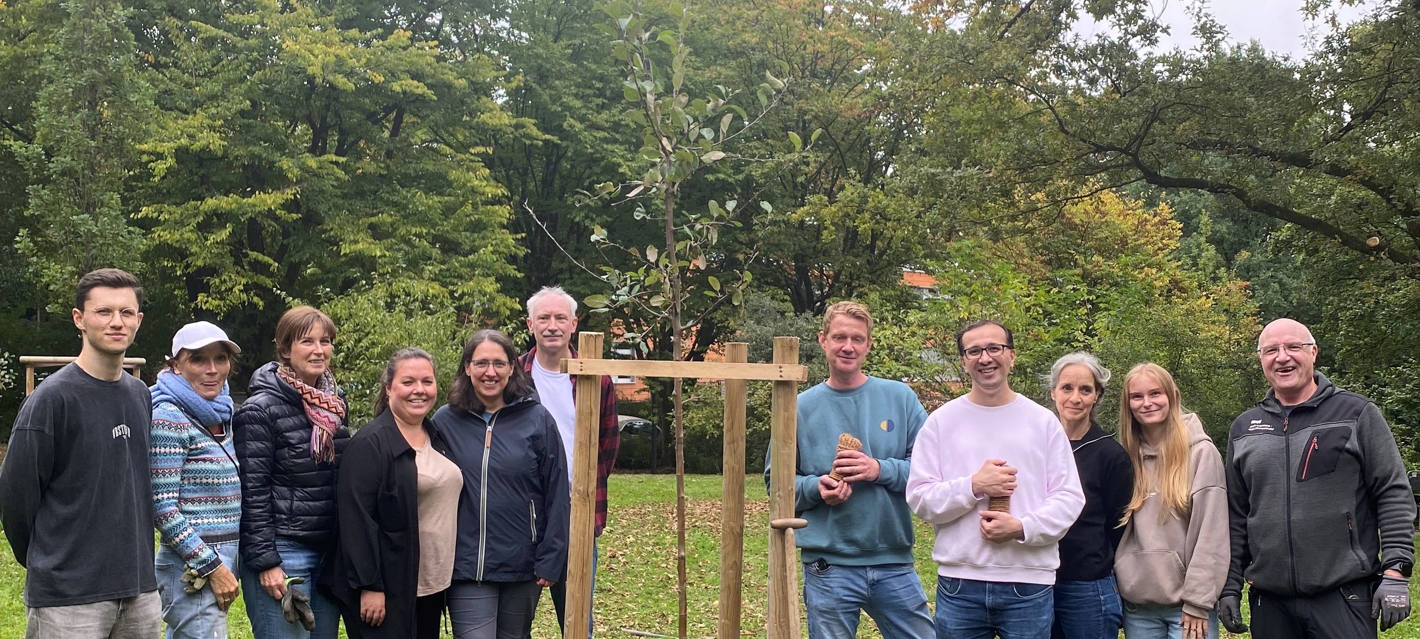 Neue Bäume an der GS Haarhausen