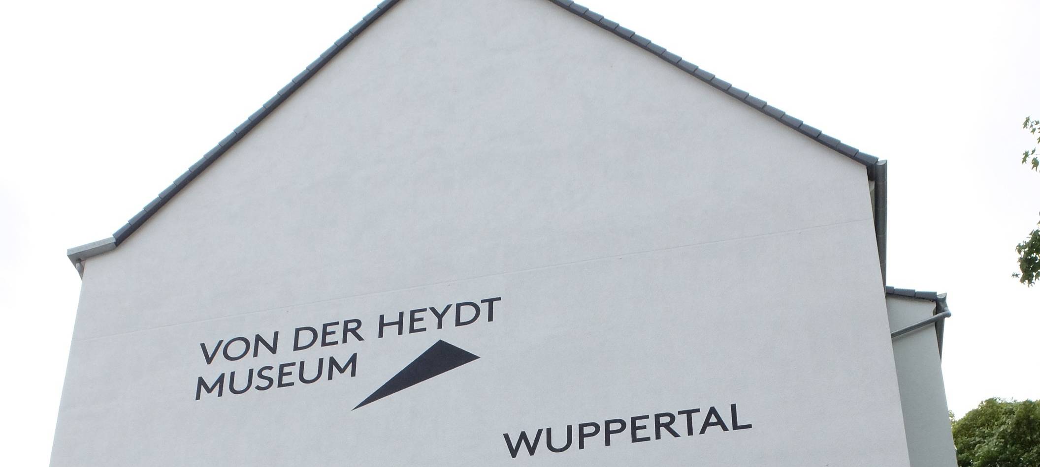 Fassade wirbt für Museum