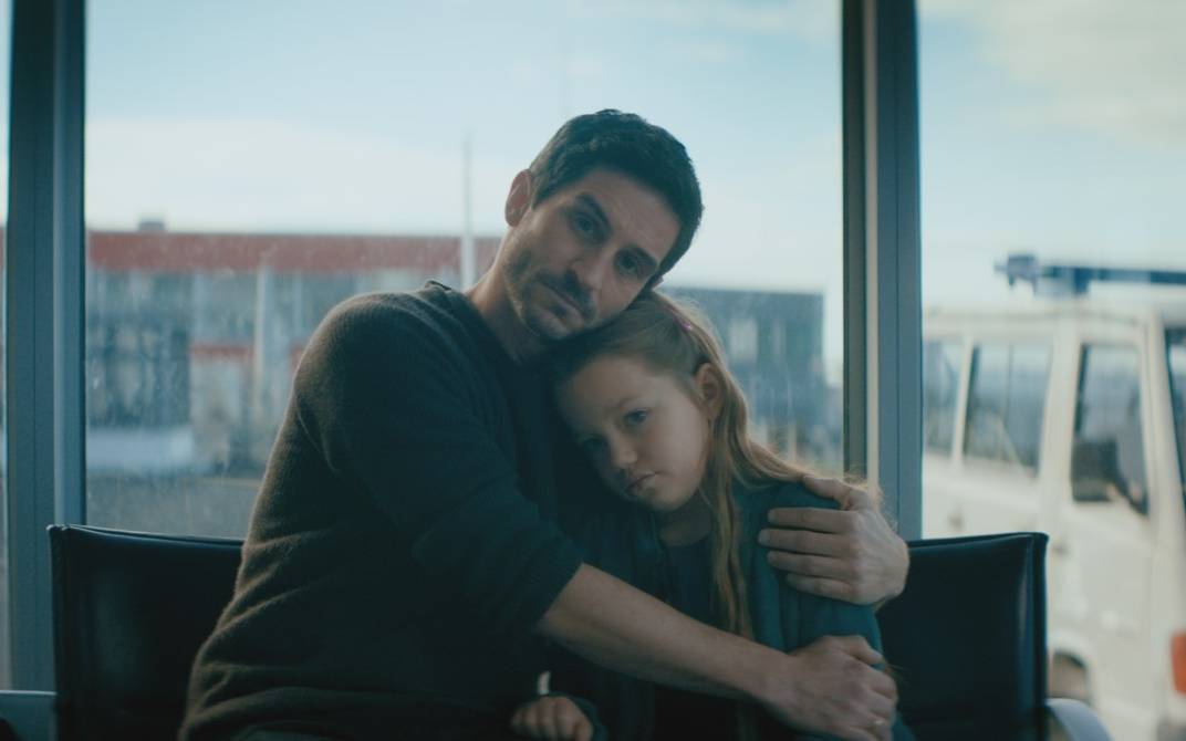 Micha umarmt seine kranke Tochter Jana 