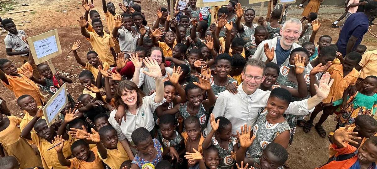 zu sehen ist eine Gruppe von Kindern in Ghana