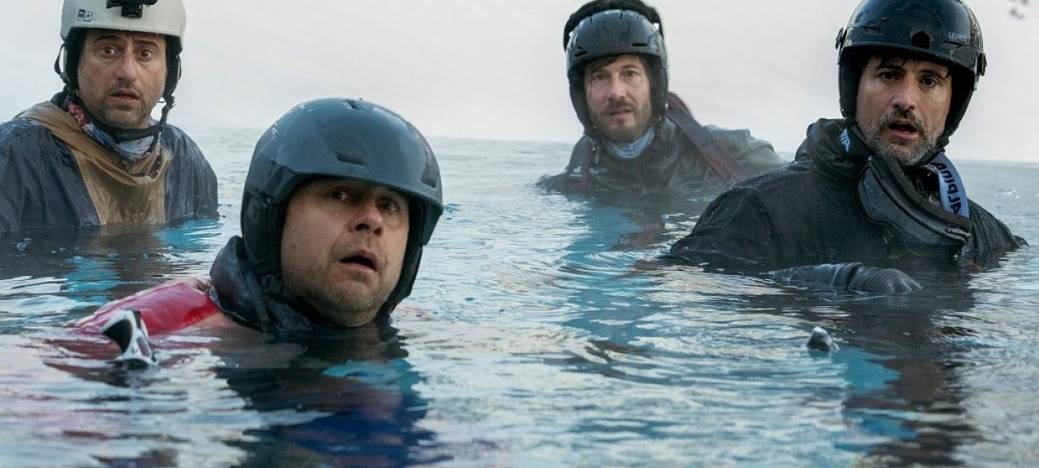 Die Männer gehen baden.