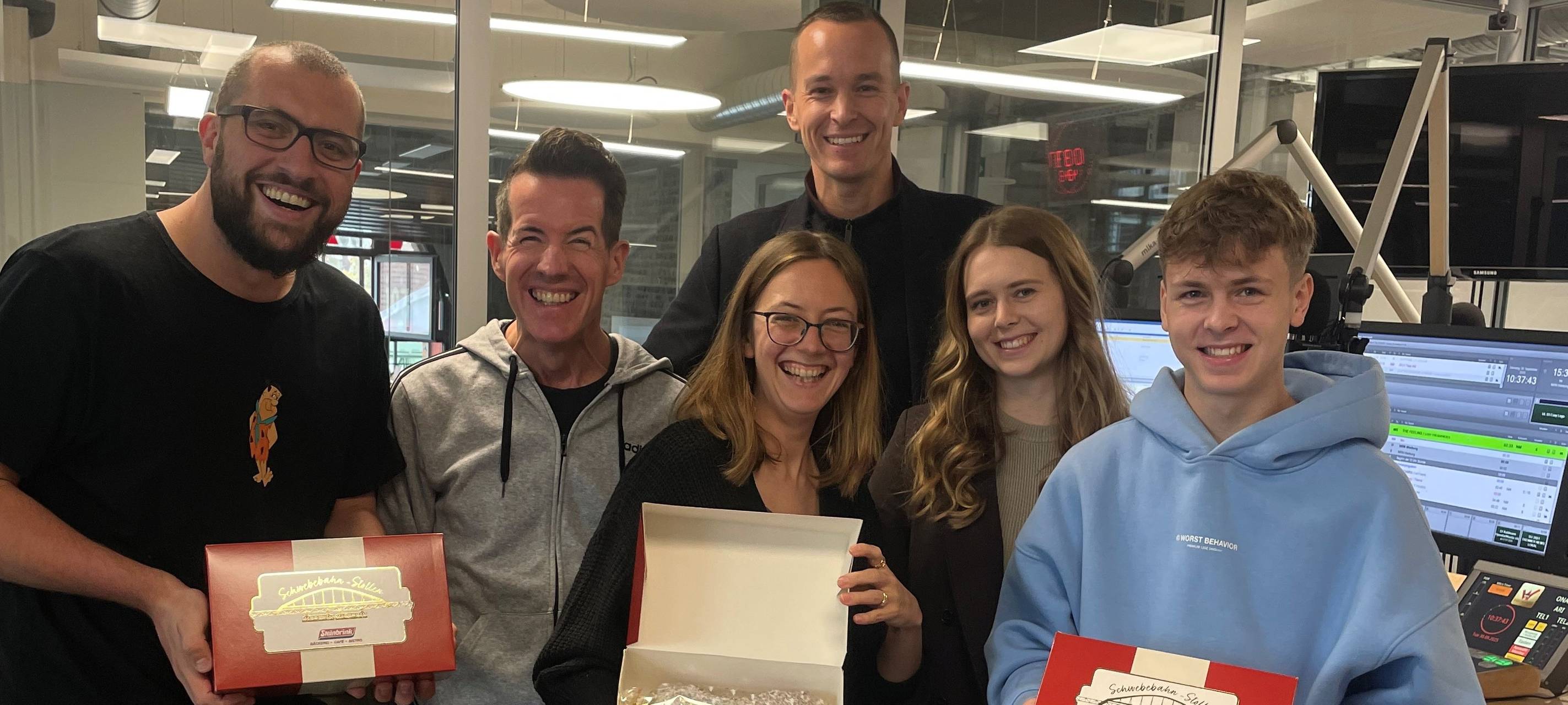 Familie Steinbrink von der Bäckerei Steinbrink zu Gast im Radio Wuppertal Studio bei Jens und Jasmin Voss und Michael Brockordt. Mit dabei: Der Schwebebahn-Stollen.