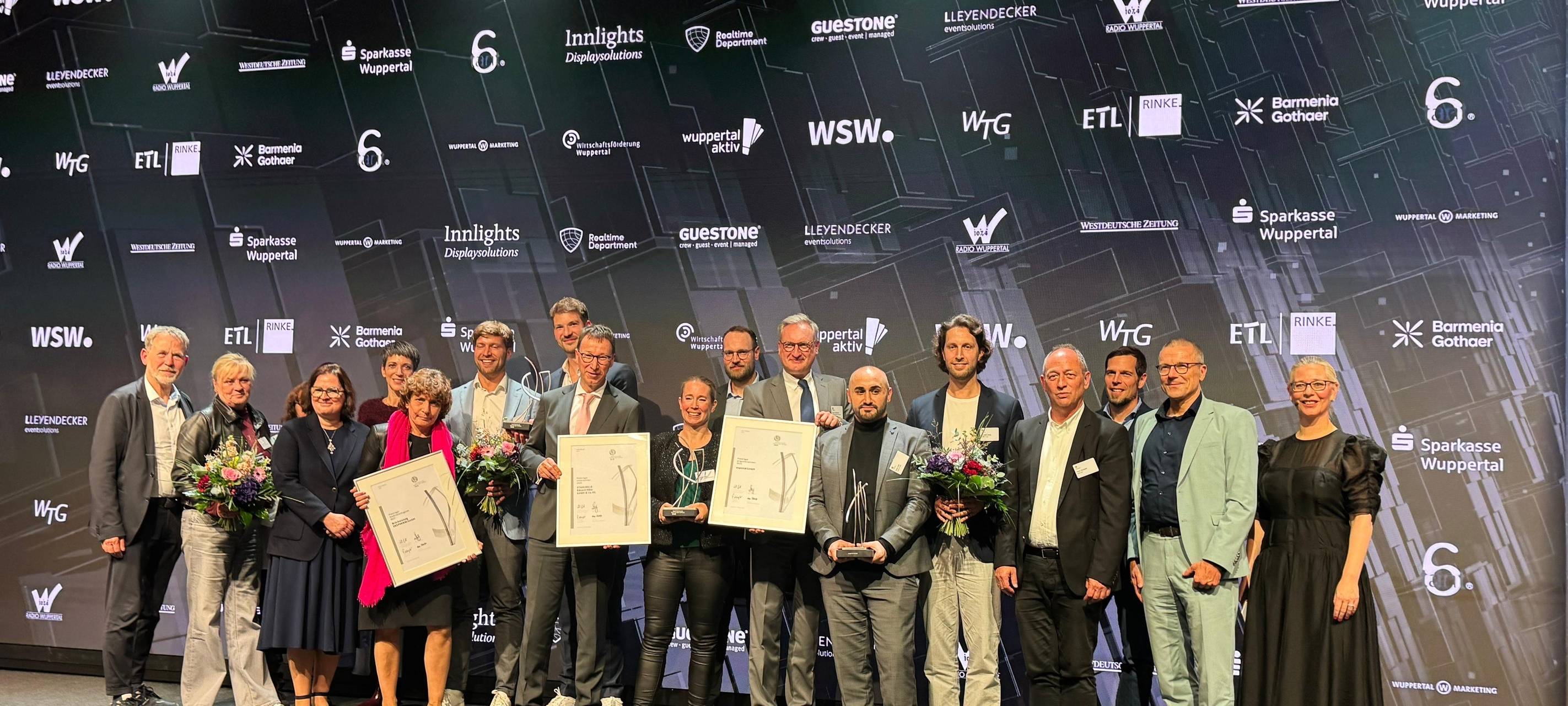 zu sehen ist die Bühne beim Wirtschaftspreis 2025 mit den Gewinnern