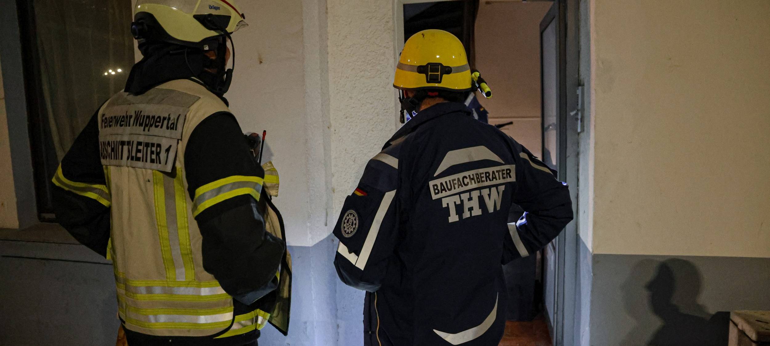 Feuerwehr räumt zwei Wohnungen