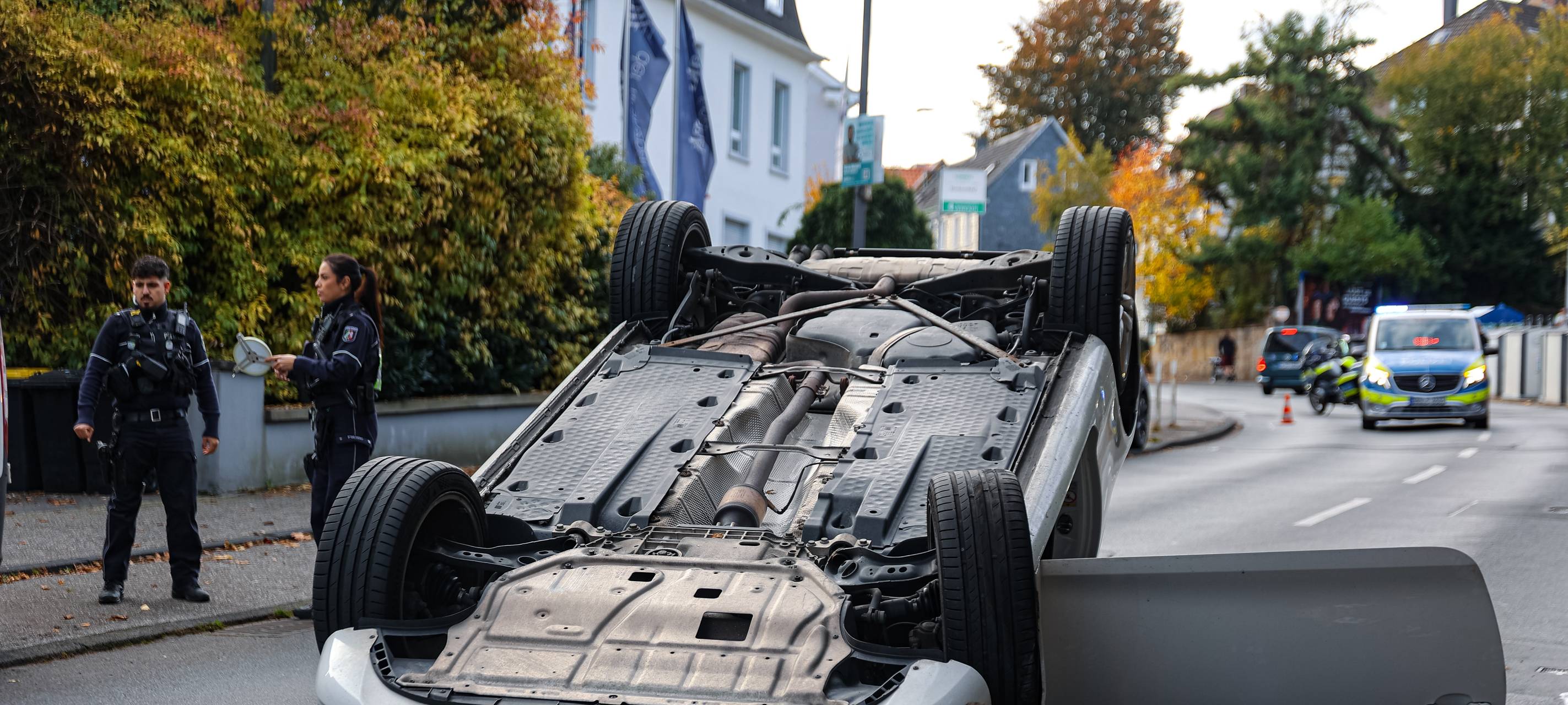 Unfall in Oberbarmen: Auto landet auf dem Dach