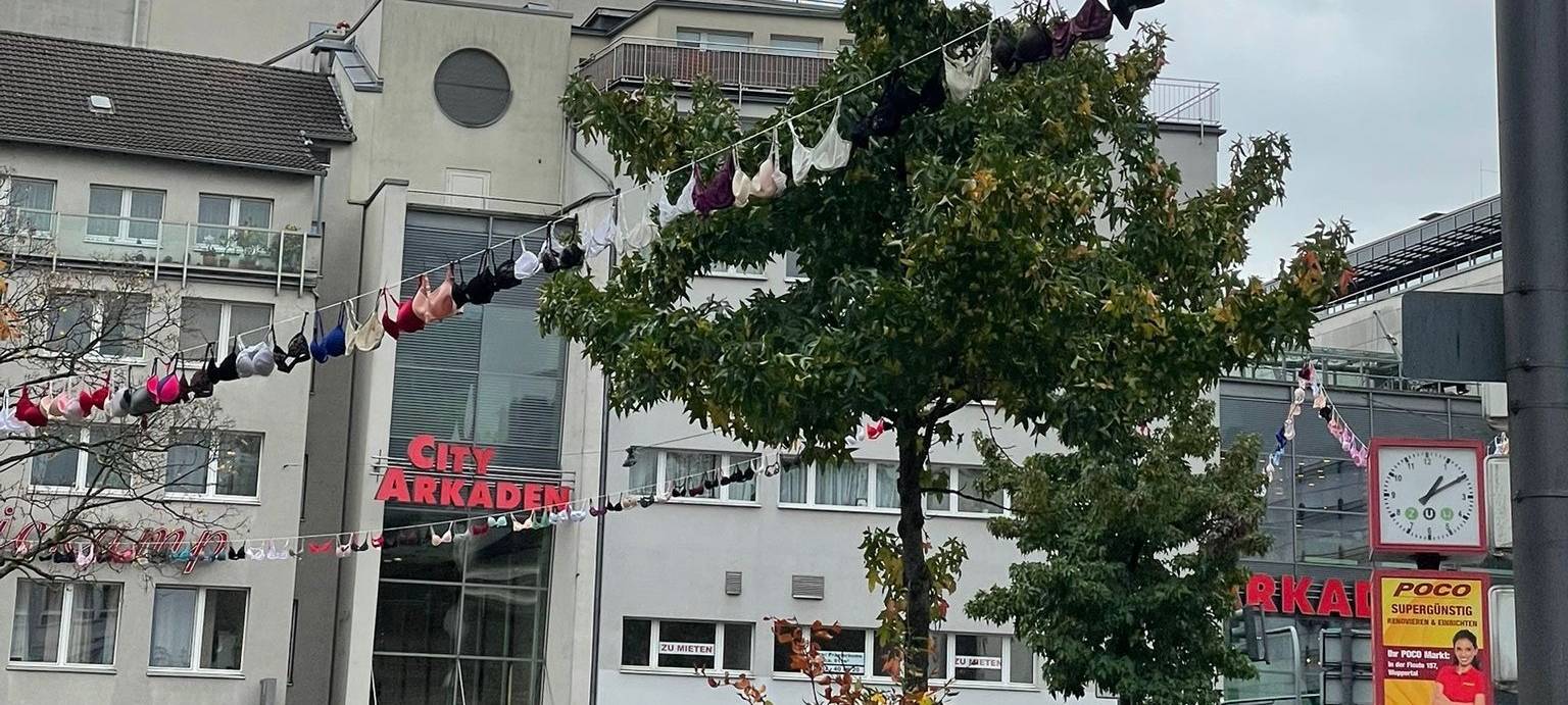Aktion in Elberfeld: Rund 1.000 gespendete BHs