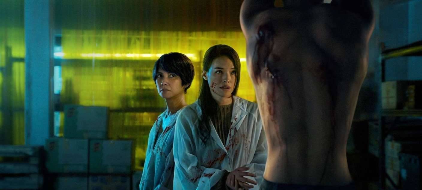 Der Mörder wird gefoltert.