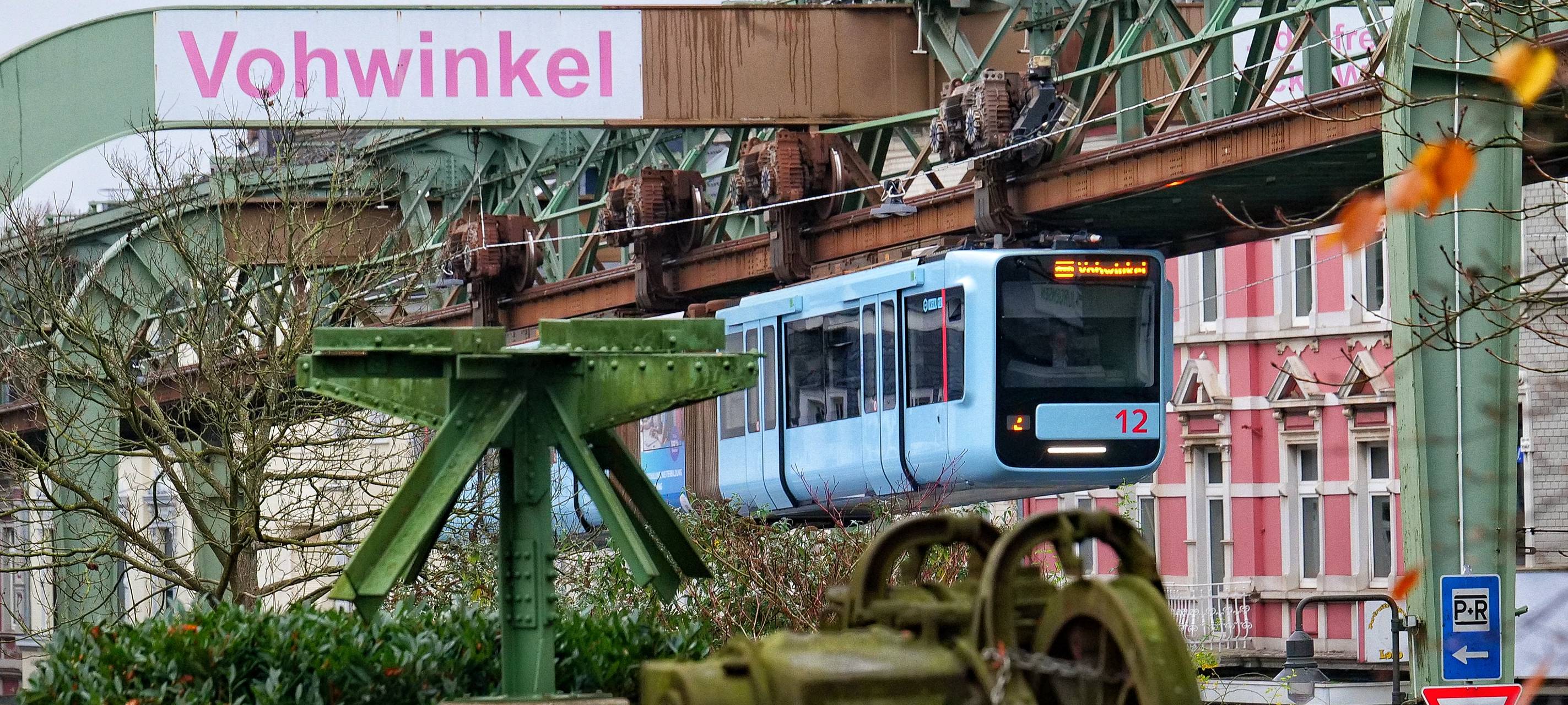 Schwebebahn ausgefallen - Feuer an Stromschiene
