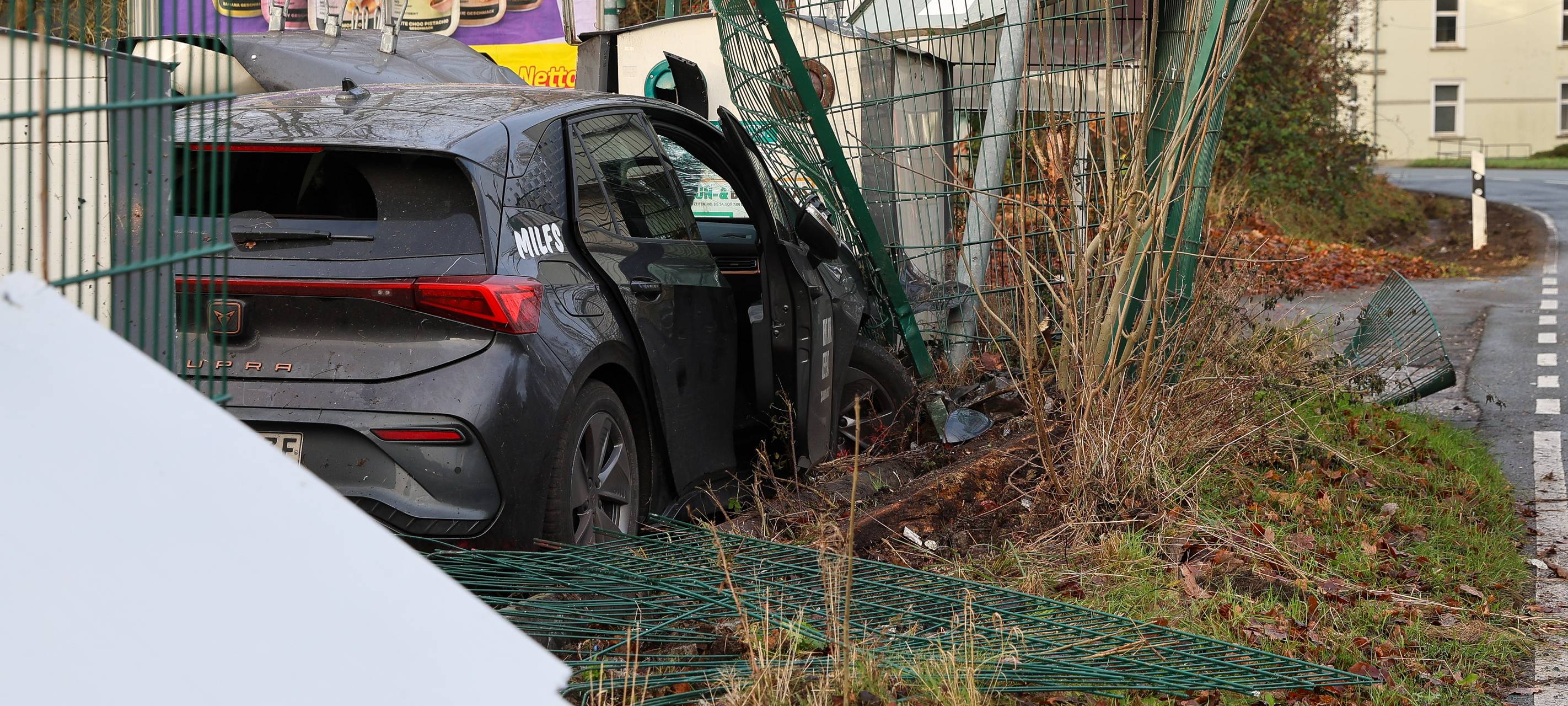 Leihwagen prallt gegen Müllcontainer