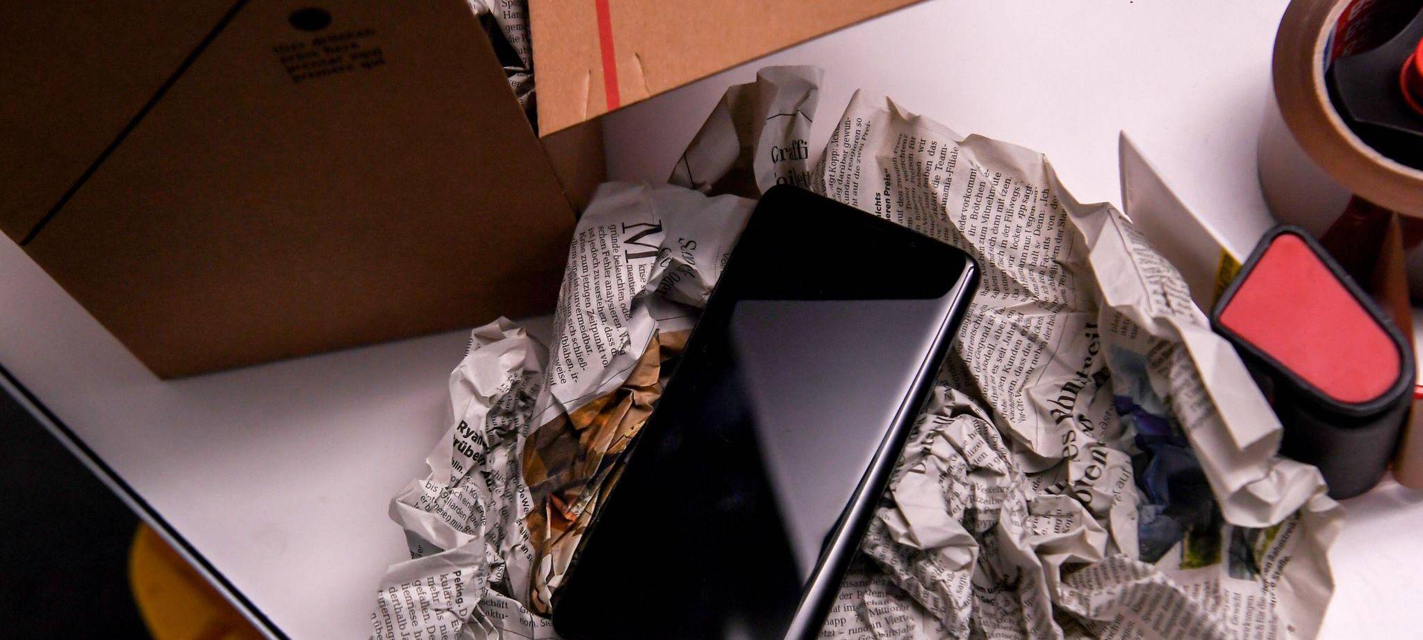 Ein Smartphone wird für den Verkauf verpackt