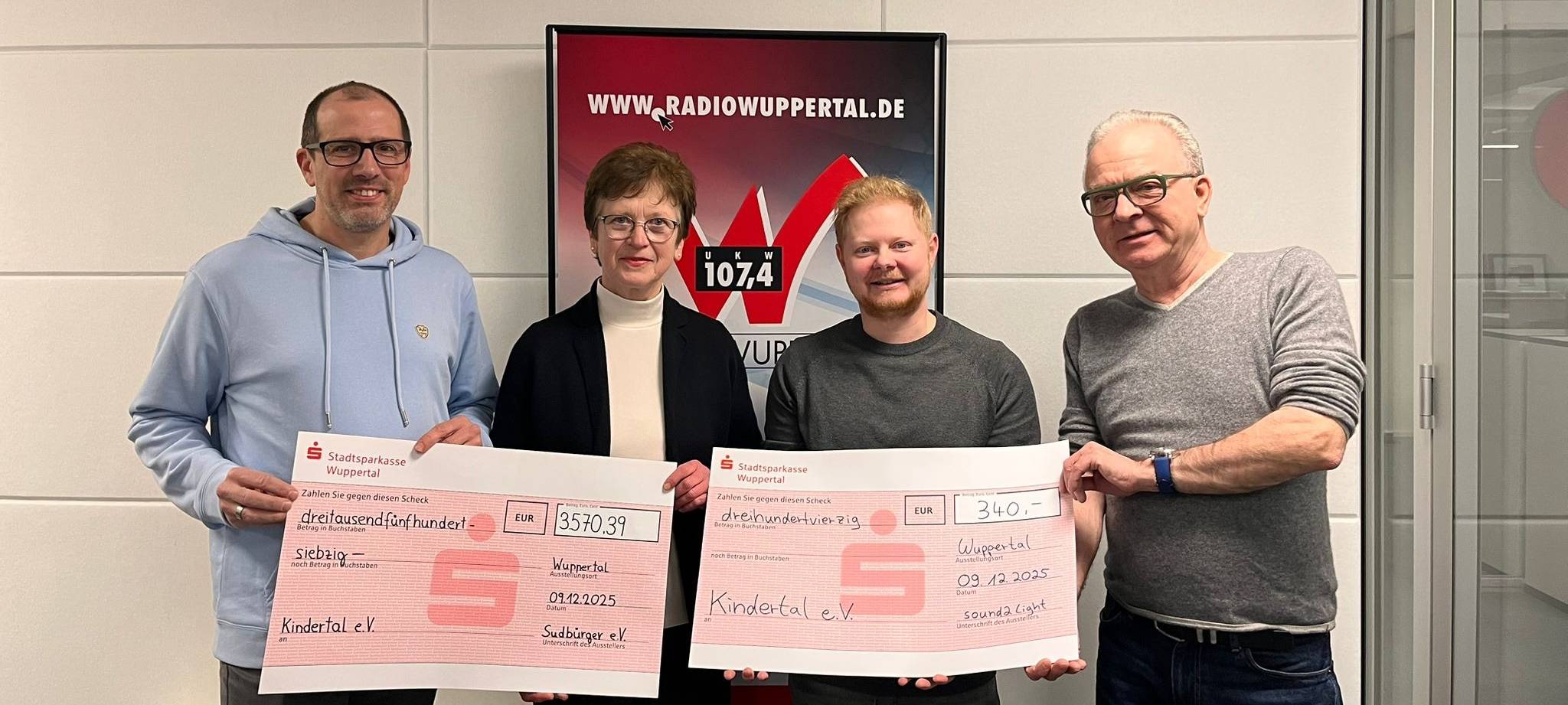 zu sehen ist die Spendenübergabe von Kindertal