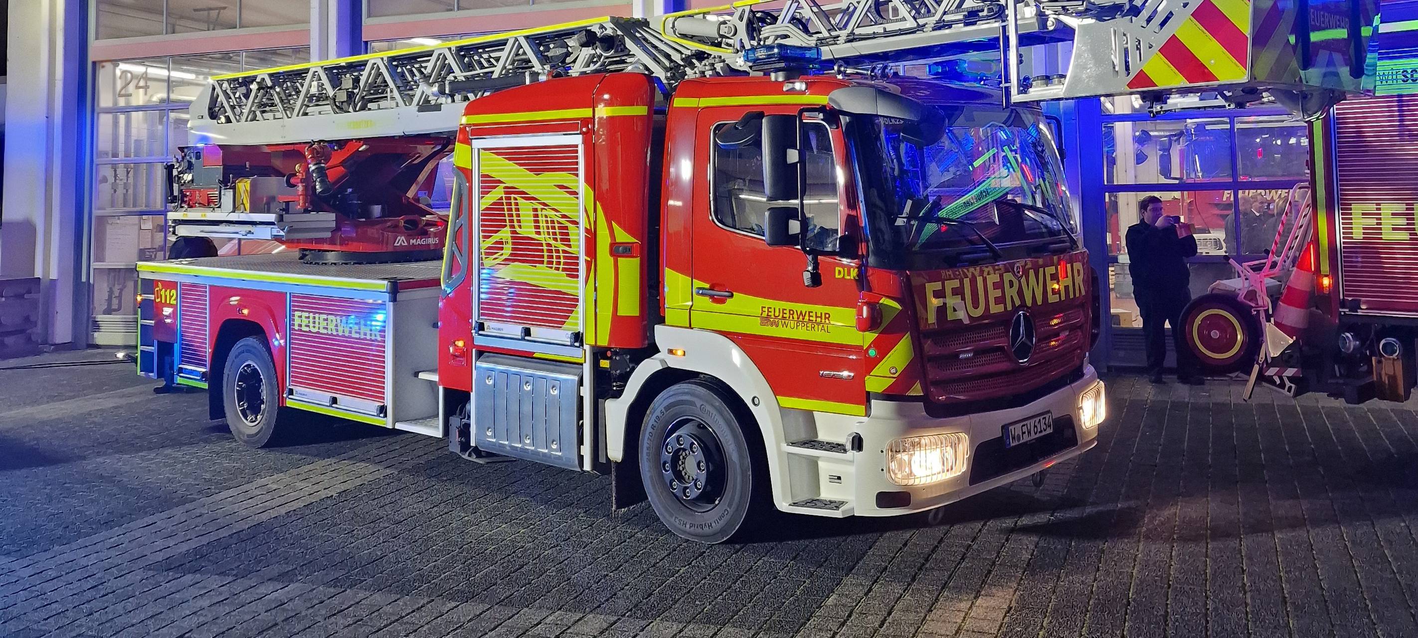 PKW-Brand Siegesstraße: Feuer greift auf weitere Fahrzeuge über