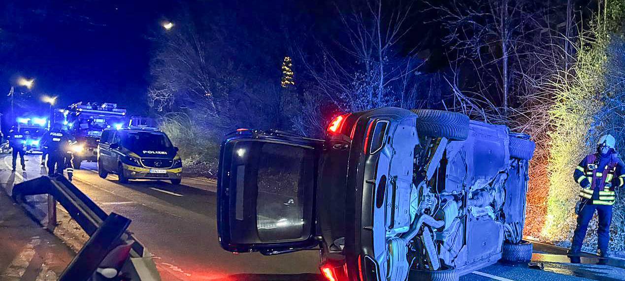 Auto landet bei Unfall auf der Seite