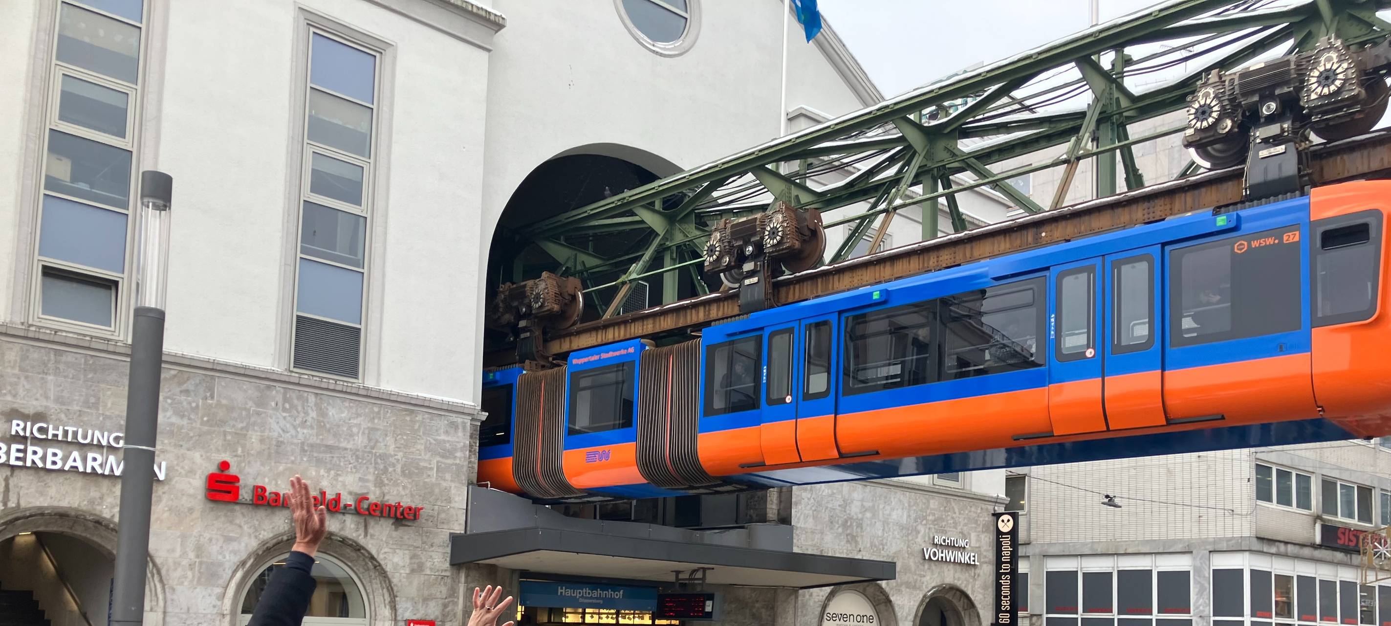 zu sehen ist die neue Schwebebahn