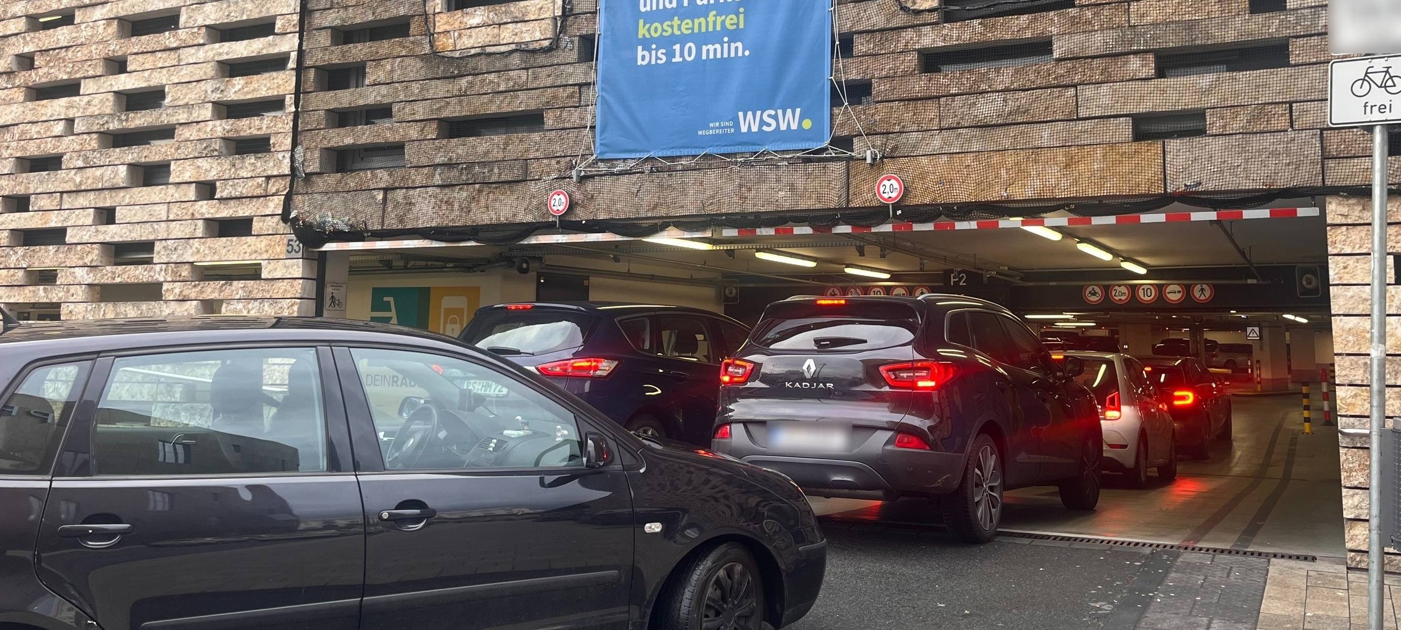 zu sehen ist ein Stau im Parkhaus