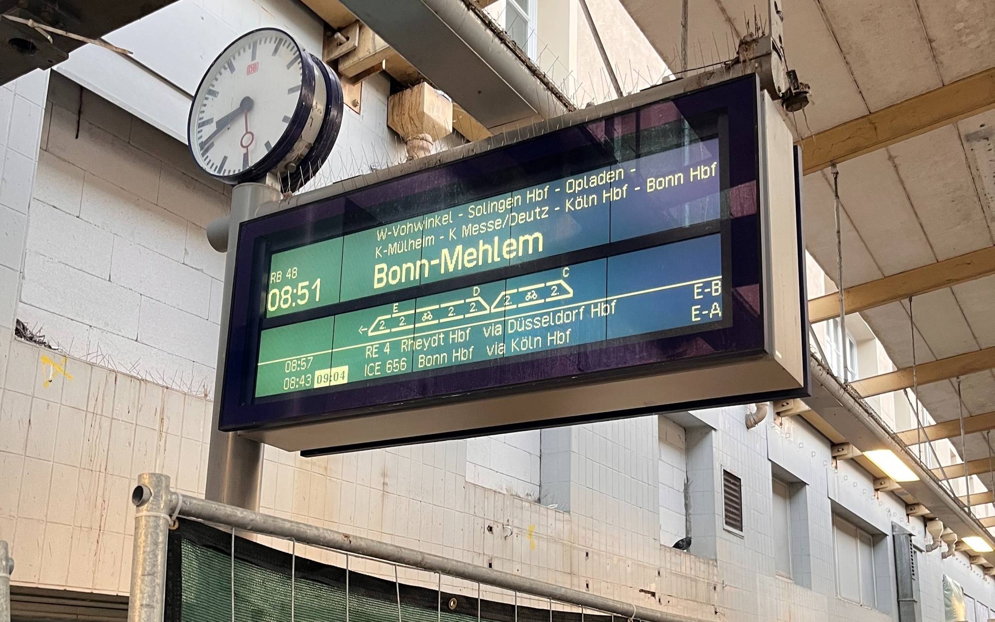 zu sehen ist eine Anzeigetafel der deutschen Bahn