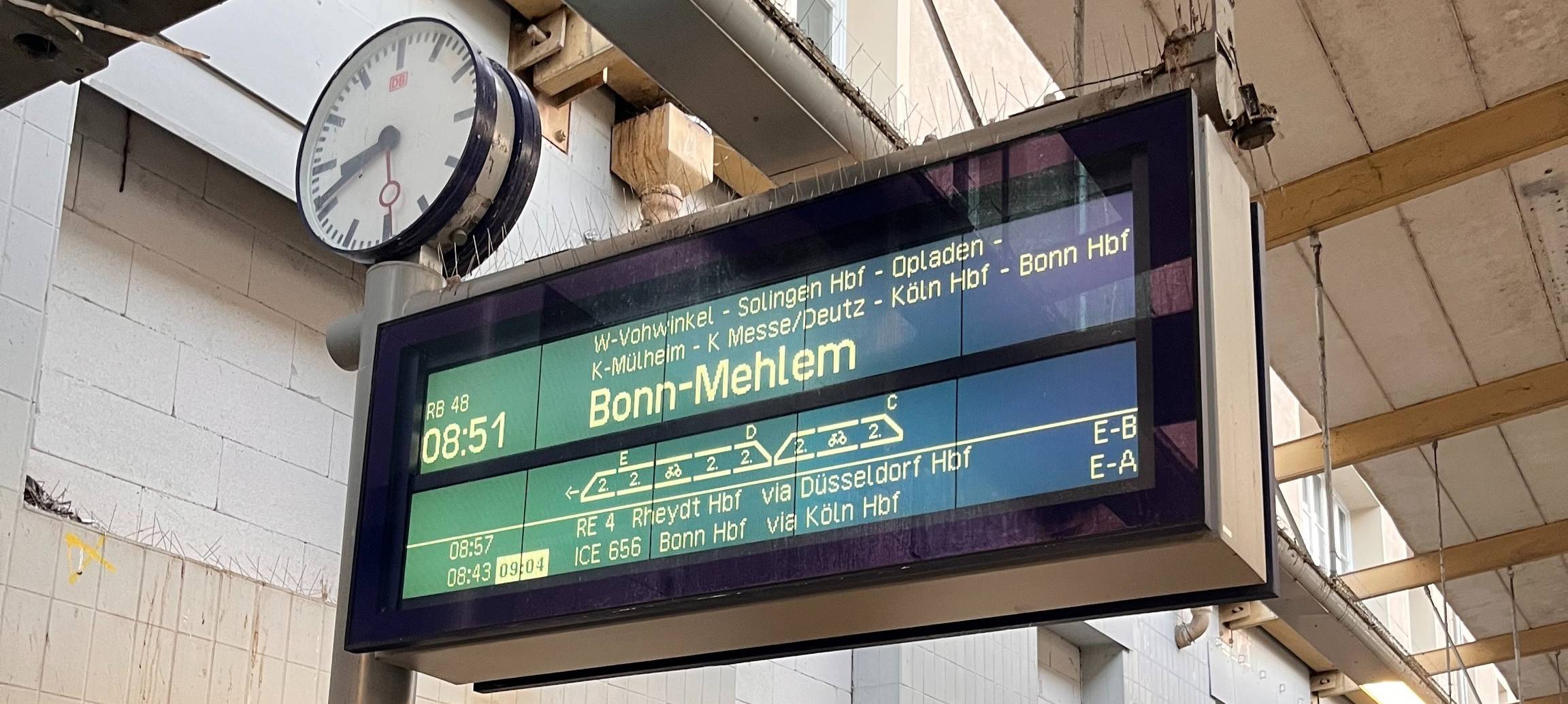 zu sehen ist eine Anzeigetafel der deutschen Bahn