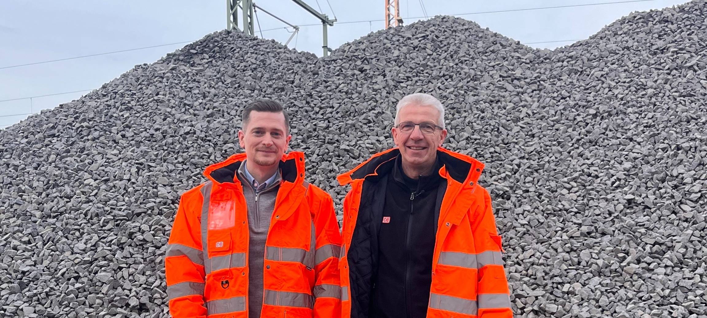 zu sehen sind zwei Mitarbeiter der deutschen Bahn