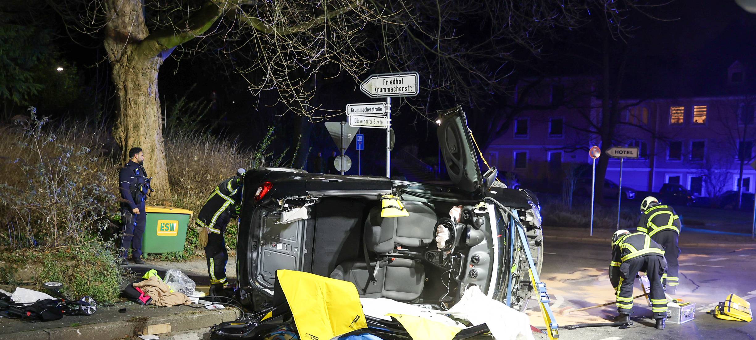 Unfall: Auto auf der Seite