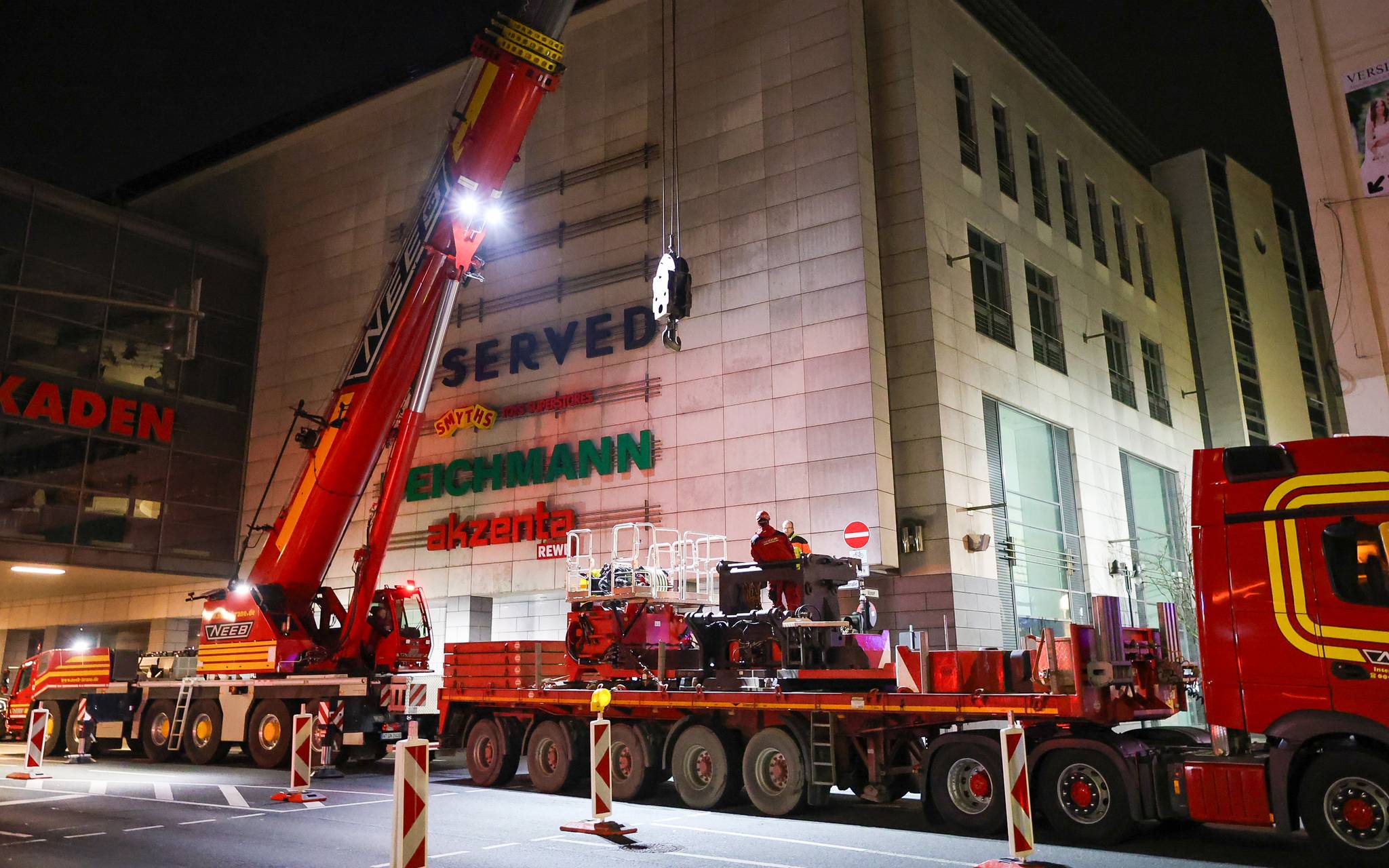 Große Kräne auf der Morianstraße in Elberfeld