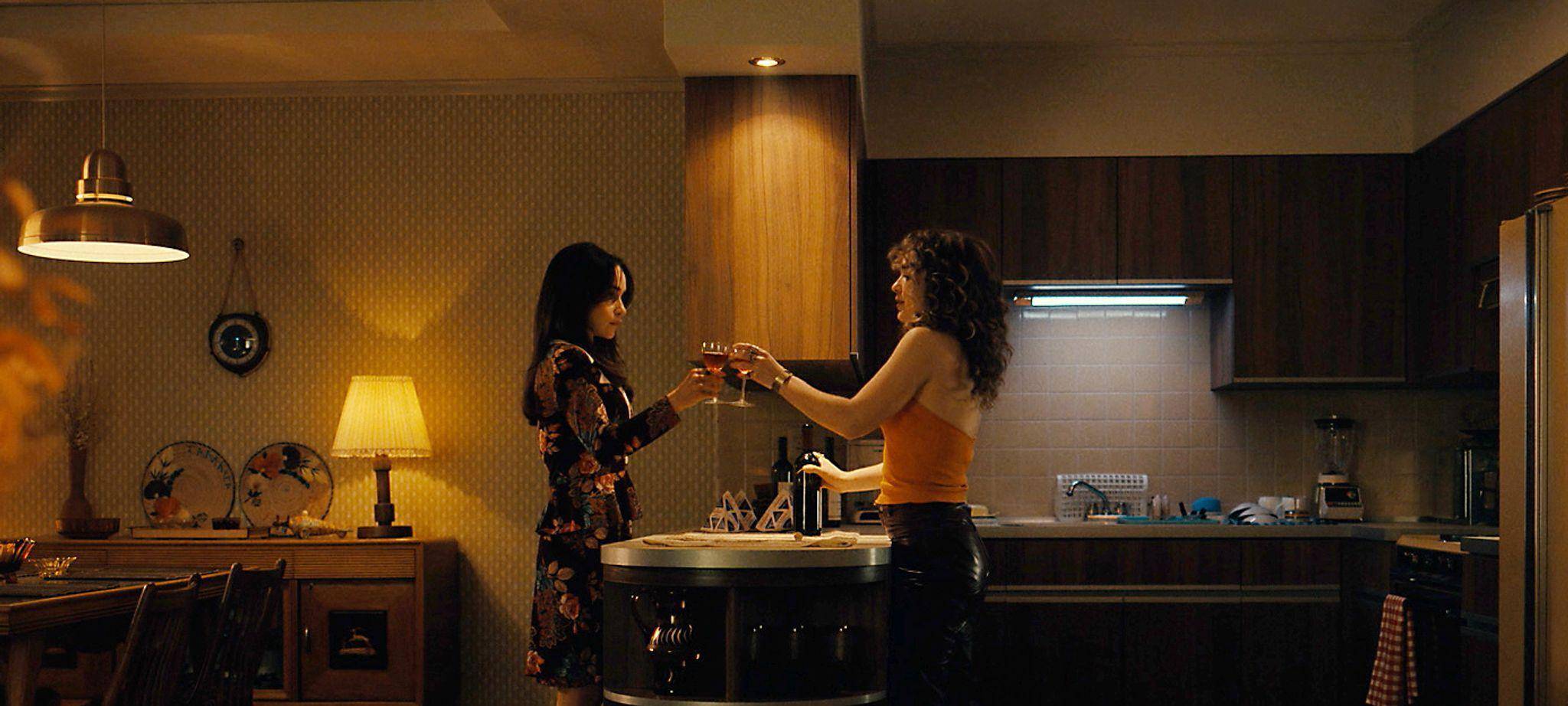 Bea und Twila stoßen an in Beas Wohnung.