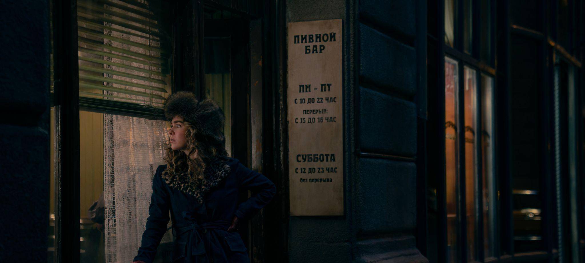 Twila steht Wache vor einer Bar in Moskau.