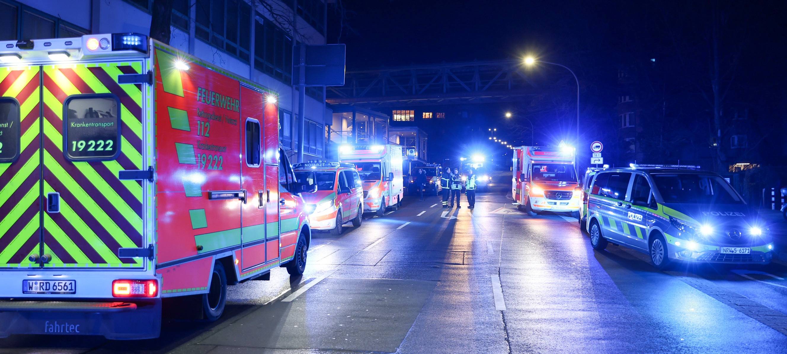 Vier Verletzte in Schwebebahnstation