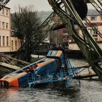 abgestürzte Schwebebahn