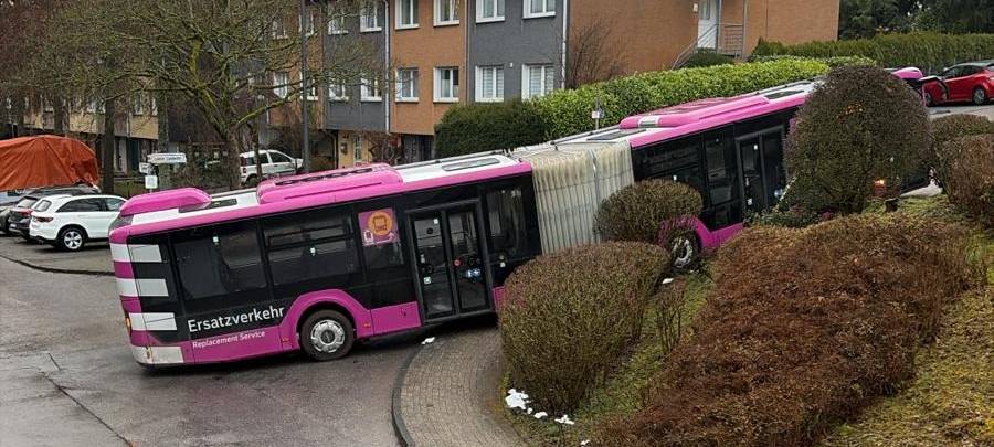 Ersatzbusse: verfahren, voll, unpünktlich