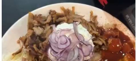 zu sehen ist ein Taxiteller: Pommes, Currywurst, Gyrosfleisch, Tsatsiki, Zwiebeln