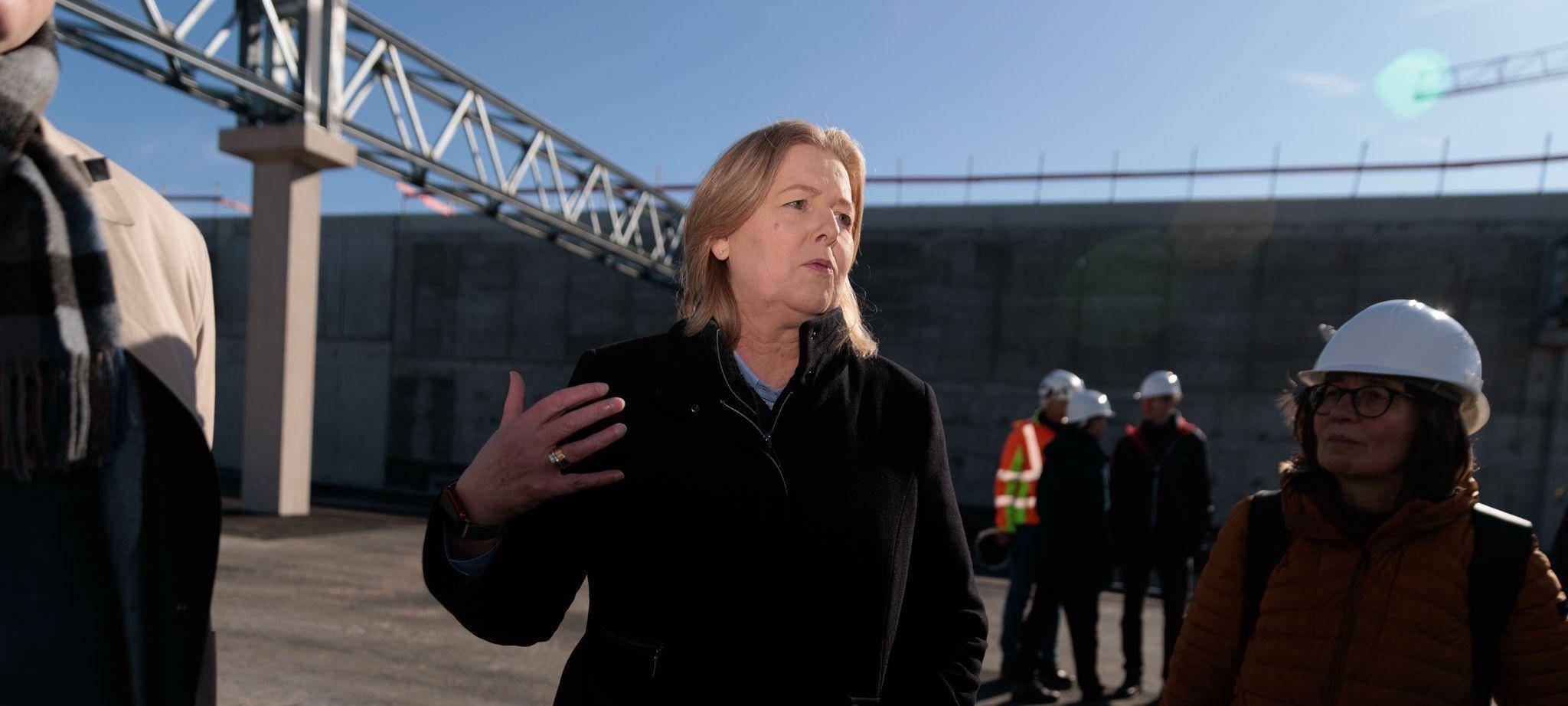 Bundesarbeitsministerin Bas besichtigt Elektrobus-Betriebshof