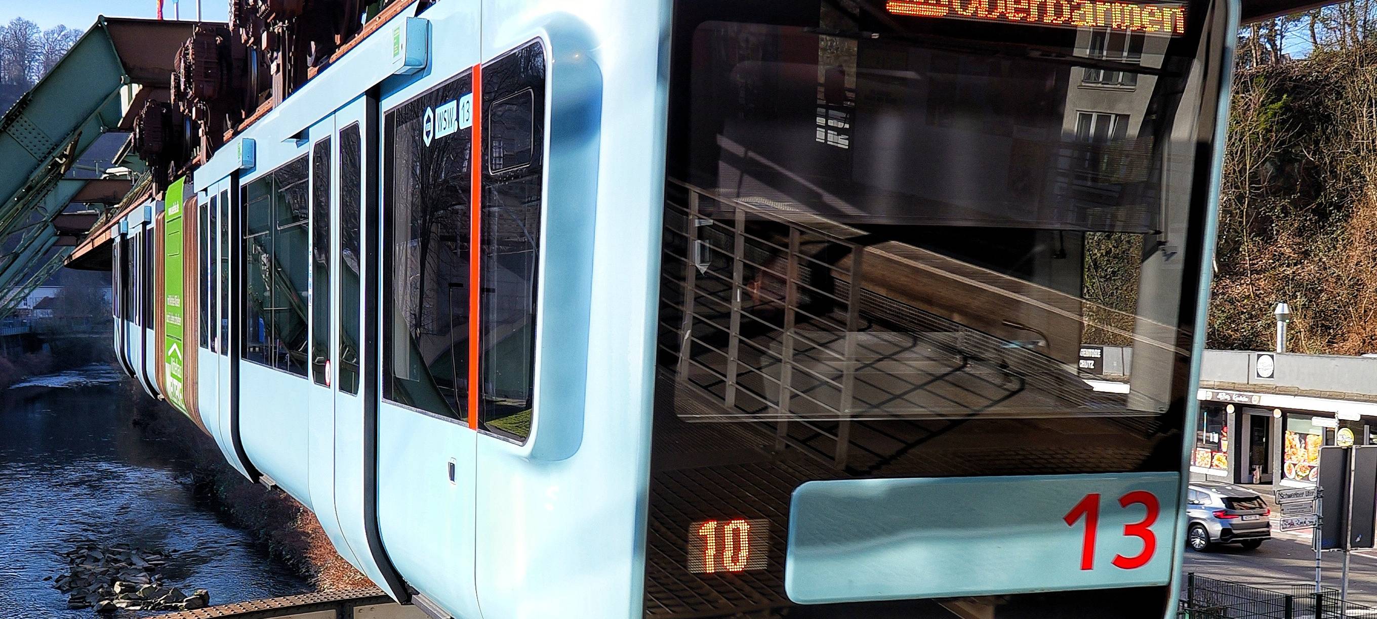 Lesung gegen Antisemitismus in der Schwebebahn