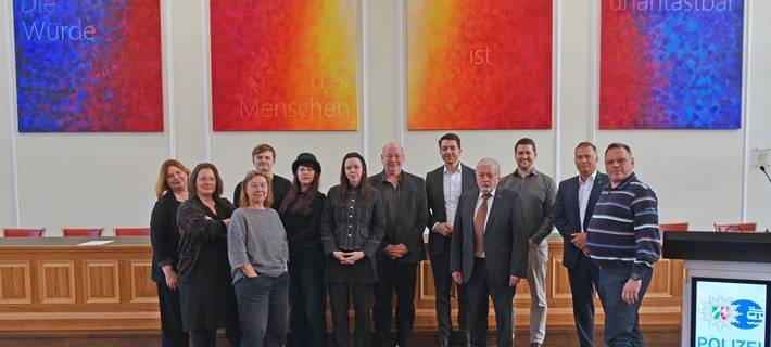 Von links nach rechts: Tanja Kreimendahl (Remscheid), Jessica Schliewe (Solingen), Marina Dobbert (Solingen), Luis Pinkall (Remscheid), Liliane-Viola Pollmann (Wuppertal), Deborah Sobotta (Wuppertal), Arno Schirmer (Wuppertal), Rafael Sarlak (Solingen), Hans-Hermann Lücke (Wuppertal), Dr. Alexander Hobusch (Wuppertal), Markus Röhrl (Polizeipräsident), Heiko Meins (Wuppertal) Foto: Polizei Wuppertal