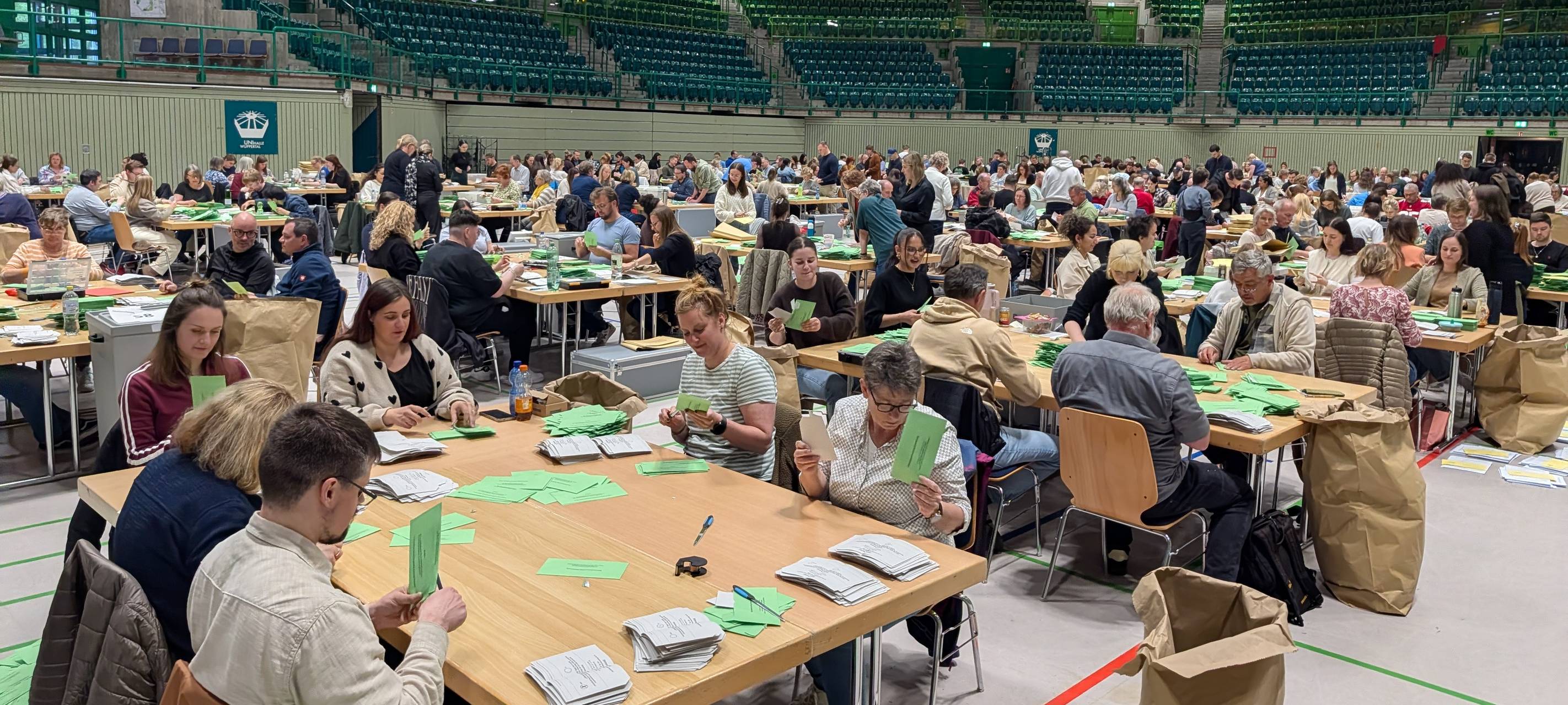 Viele Freiwillige beim Bürgerentscheid