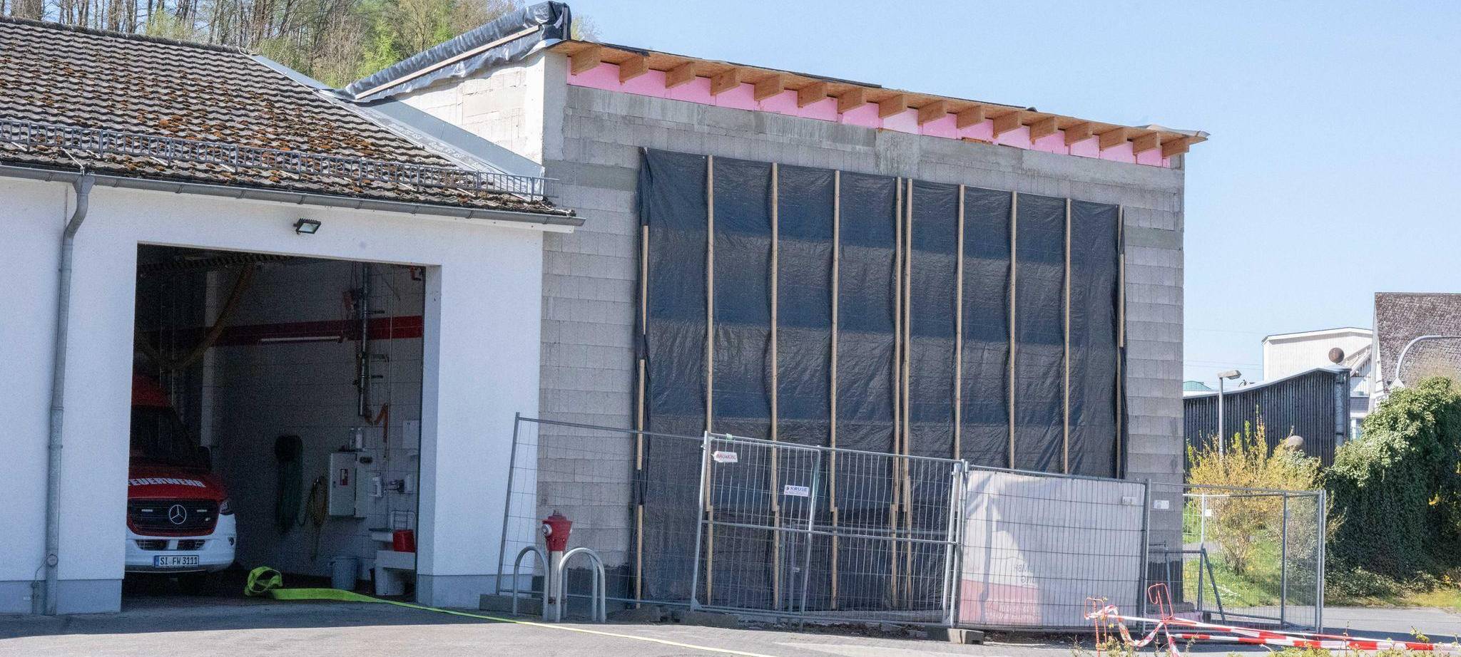 Löschfahrzeuge passen nicht in Feuerwehrhaus