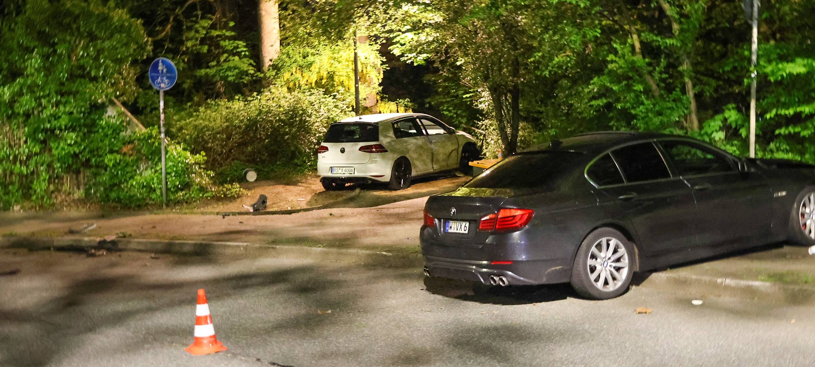 zu sehen sind zwei Autos, die einen Unfall auf der Ronsdorferstraße hatten