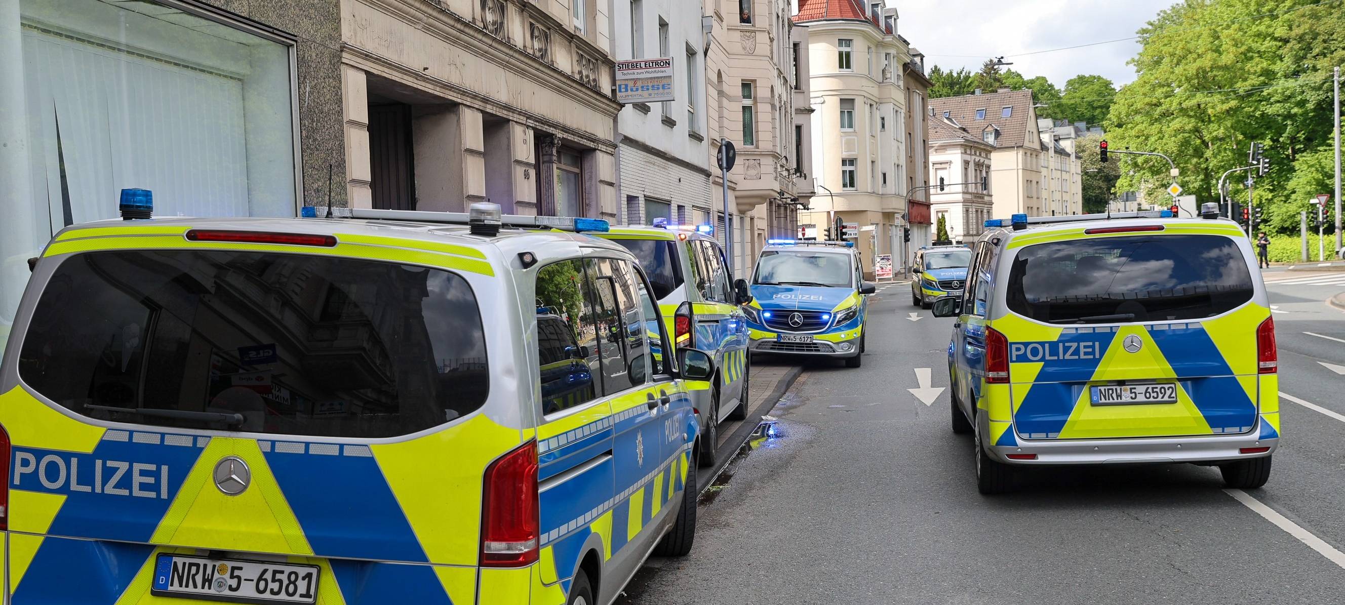 zu sehen sind Polizeiautos
