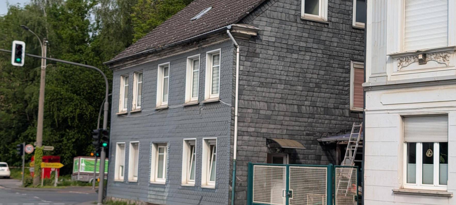 zu sehen ist das Haus an der Düsseldorfer Straße, dass einsturzgefährdet ist