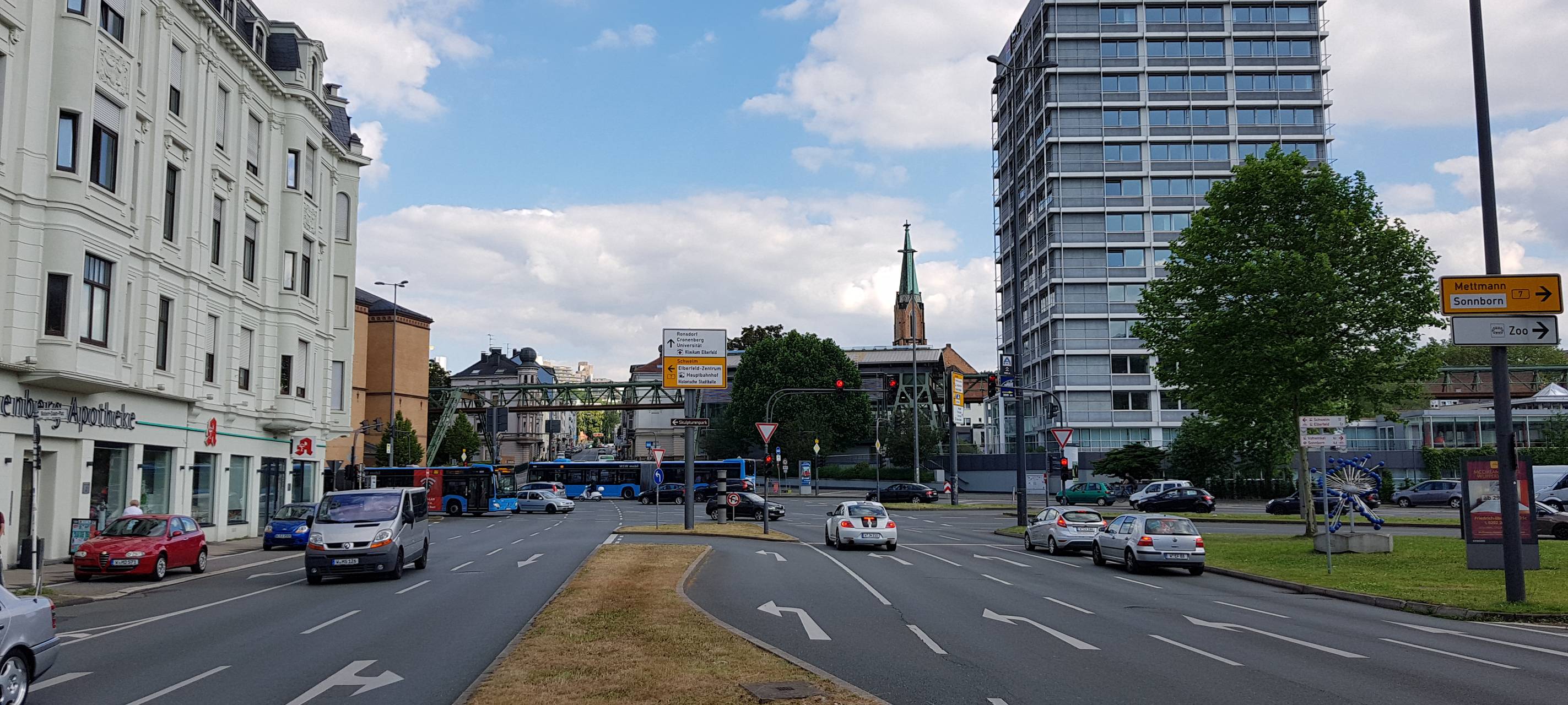 Robert-Daum-Platz Robert Daum Platz Straße Kreuzung Wuppertal Hochhaus Apotheke Verkehr Ampel