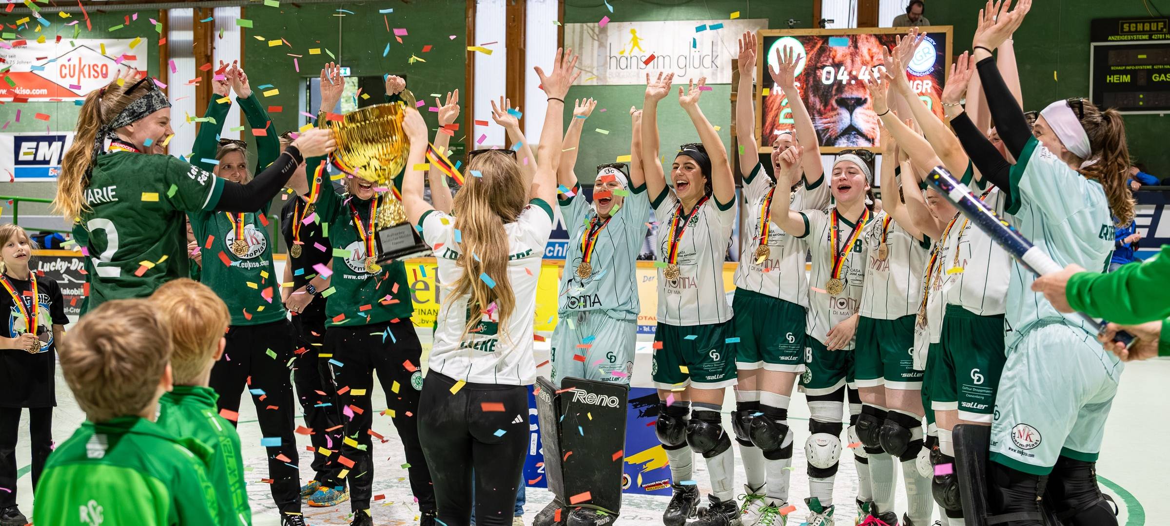zu sehen sind die Rollhockey Meisterinnen