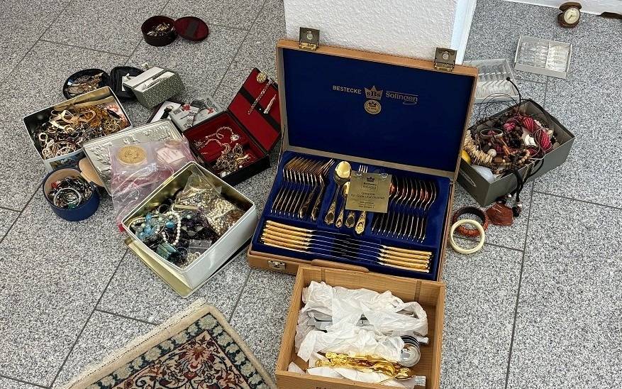 zu sehen sind Schmuck, Goldmünzen und mehr