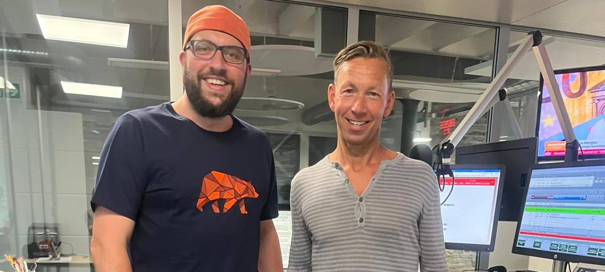 Zu sehen sind Moderator Jens Voss und Personal Trainer Stavro Petri