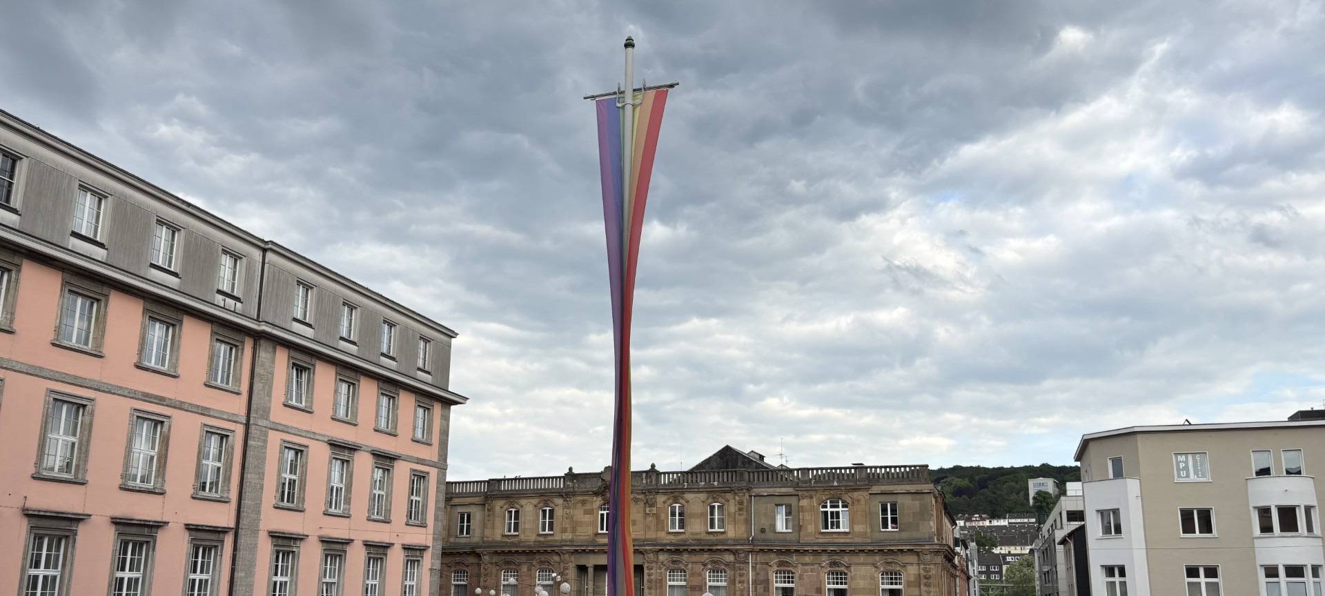 "Pride Month" gestartet: Regebogenfahne am Rathaus gehisst