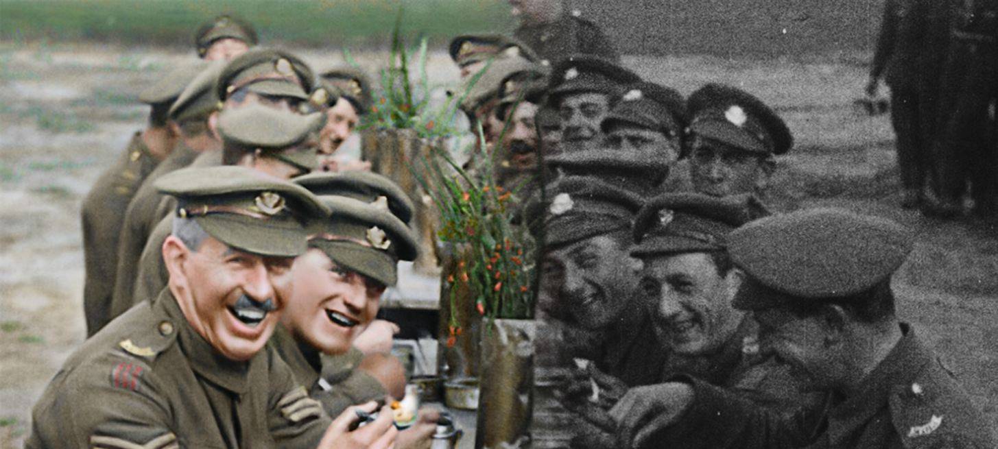 Das Foto zeigt die Verwandlung von schwarz-weiß zu bunten Bewegtbildern aus dem ersten Weltkrieg.