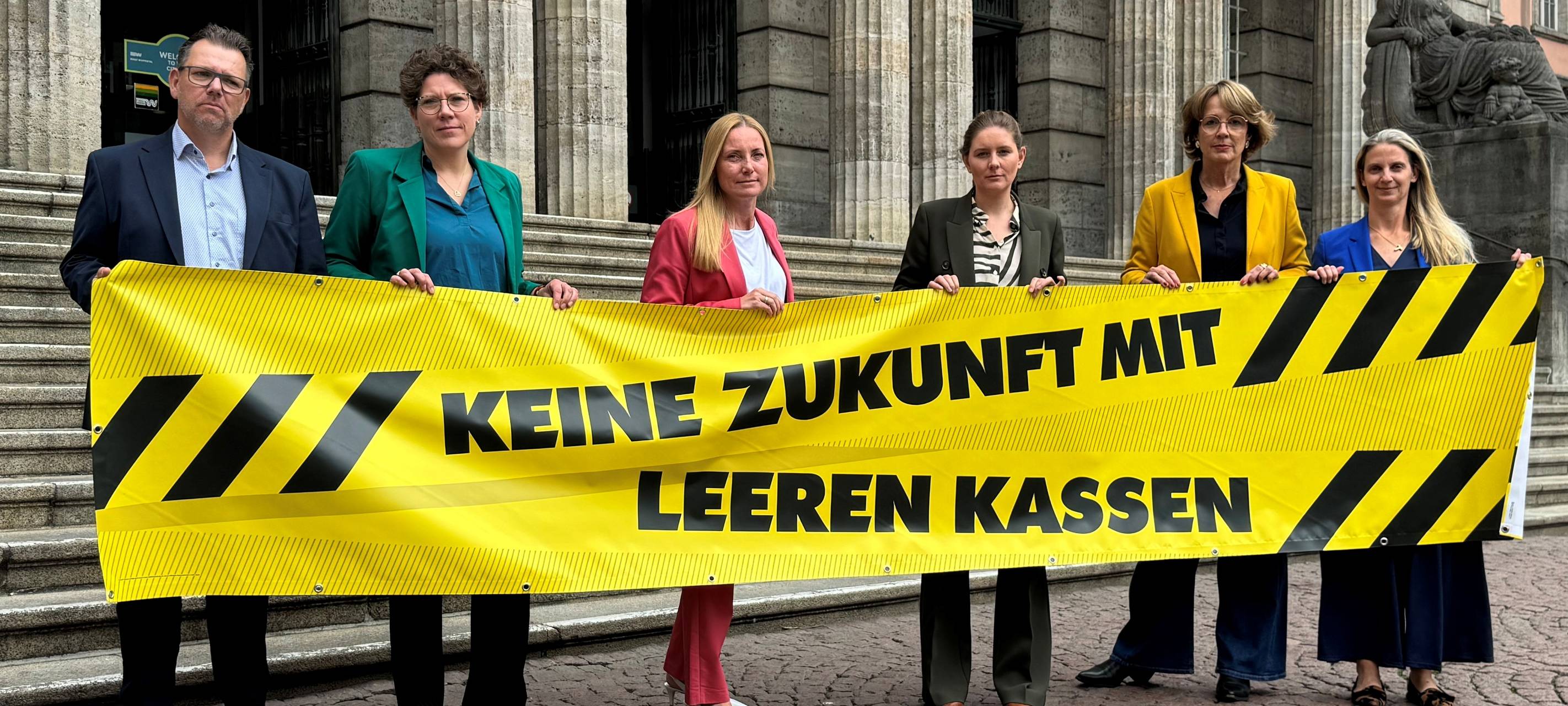 Protest-Banner am Barmer Rathaus